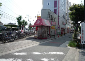 ファミリーレストラン前
